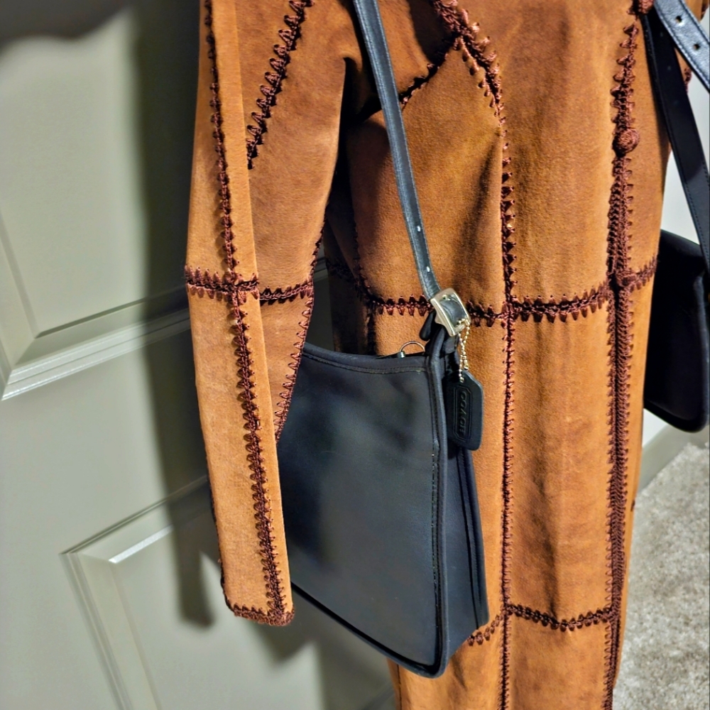 Beautiful slimline VINTAGE All leather Coach shoulder or crossbody bag!